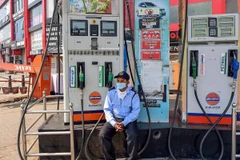 Dịch COVID-19 buộc chính phủ các nước áp đặt lệnh cấm đi lại khiến nhu cầu sử dụng năng lượng giảm. (Nguồn: The Times of India)