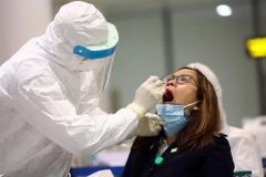 Lấy mẫu xét nghiệm virus SARS-CoV-2. (Ảnh: Huy Hùng/TTXVN)