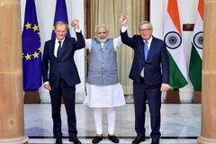 Thủ tướng Ấn Độ Narendra Modi bắt tay cựu Chủ tịch Ủy ban châu Âu Donald Tusk và cựu Chủ tịch Hội đồng châu Âu Jean-Claude Juncker ngày 6/10/2017. (Nguồn: PTI)