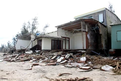 Một ngôi nhà bị hư hỏng bởi cơn bão số 13 tại phường Cẩm An, Hội An, tỉnh Quảng Nam. (Ảnh: Trịnh Bang Nhiệm/TTXVN)