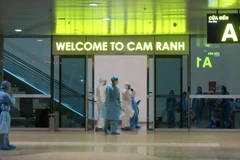 Công dân Việt Nam về nước được kiểm tra và khai báo y tế tại Cảng Hàng không Quốc tế Canh Ranh, Khánh Hòa. (Ảnh: Phan Sáu/TTXVN)
