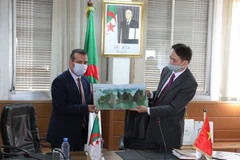 Đại sứ Nguyễn Thành Vinh tặng quà lưu niệm cho ông Ahmed Bensebane, Tổng Giám đốc Đài Truyền hình Quốc gia Algeria (EPTV). (Ảnh: Tấn Đạt/TTXVN)