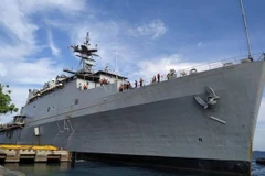 Tàu hải quân Jalashwa tham gia chiến dịch giải cứu công dân Ấn Độ dứng tại cảng Male của Maldives ngày 8/5. (Nguồn: thehindu.com)