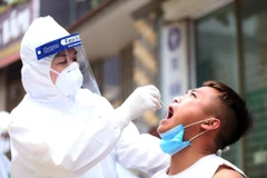 Lấy mẫu xét nghiệm virus SARS-CoV-2 cho người tiếp xúc với bệnh nhân nhiễm COVID-19.( Ảnh: Anh Tuấn/TTXVN)