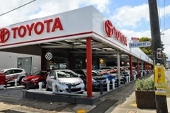 Các mẫu xe ôtô mới của hãng Toyota trưng bày tại một cửa hàng ở Sydney, Australia. (Ảnh: AFP/TTXVN)