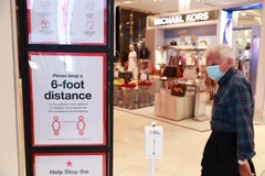 Người dân đeo khẩu trang phòng lây nhiễm COVID-19 tại New York, Mỹ, ngày 22/6/2020. (Ảnh: THX/TTXVN)