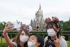 Du khách tham quan Tokyo Disneyland ở Tokyo, Nhật Bản, ngày 1/7/2020. (Ảnh: AFP/TTXVN)