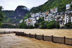 Nước sông dâng cao do mưa lớn tại Trùng Khánh, Trung Quốc ngày 12/6/2020. (Ảnh: THX/TTXVN)