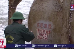 Phát hiện vật thể lạ có chữ nước ngoài trôi dạt vào bờ biển Quảng Ngãi