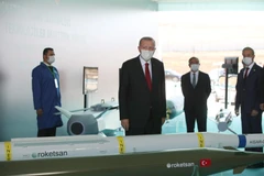 Tổng thống Thổ Nhĩ Kỳ Tayyip Erdogan xem mô hình tên lửa của Công ty quốc phòng Roketsan. (Nguồn: Anadolu)