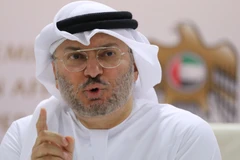 Ngoại trưởng UAE Anwar Gargash phát biểu tại một cuộc họp báo ở Dubai. (Ảnh: AFP/TTXVN)