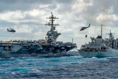 Tàu sân bay Nimitz cùng tàu hỗ trợ tấn công Arctic của Hải quân Mỹ. (Nguồn: AFP)