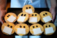 Làm bánh là một trong những thú vui thời giãn cách xã hội vì dịch COVID-19. (Nguồn: AFP)