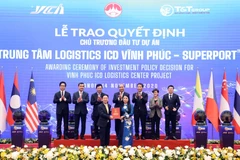Thủ tướng Nguyễn Xuân Phúc, Chủ tịch ASEAN 2020 và Thủ tướng Singapore Lý Hiển Long cùng các đại biểu chứng kiến Lễ trao Quyết định chủ trương đầu tư dự án Logistics ICD Vĩnh Phúc giữa bà Hoàng Thị Thuý Lan, Bí thư tỉnh ủy Vĩnh Phúc cho ông Đỗ Quang Hiển,