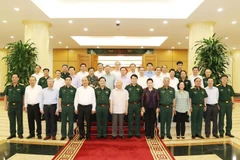 Tổng Bí thư, Chủ tịch nước Nguyễn Phú Trọng, Bí thư Quân ủy Trung ương và các đồng chí Bộ Chính trị chụp ảnh chung với Ban Thường vụ Quân ủy Trung ương. (Ảnh: Trí Dũng/TTXVN)