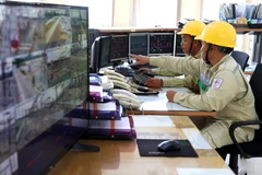 Công nhân Công ty Truyền tải Điện 4 kiểm tra kỹ thuật, vận hành trạm biến áp 500kV Tân Định. (Ảnh: Ngọc Hà/TTXVN)