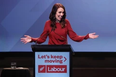 Thủ tướng New Zealand Jacinda Ardern mừng chiến thắng sau kết quả bầu cử tại Auckland, ngày 16/10/2020. (Ảnh AFP/TTXVN)