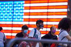 Người dân đeo khẩu trang phòng lây nhiễm COVID-19 tại New York, Mỹ, ngày 9/11/2020. (Ảnh: THX/TTXVN)