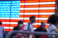Người dân đeo khẩu trang phòng lây nhiễm COVID-19 tại New York, Mỹ, ngày 9/11/2020. (Ảnh: THX/TTXVN)