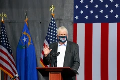 Thống đốc bang Nevada Steve Sisolak phát biểu tại một sự kiện ở Las Vegas ngày 2/10/2020. (Ảnh: AFP/TTXVN)