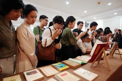 Khách mời xem các ấn bản Truyện Kiều trong và ngoài nước tại khu vực trưng bày. (Ảnh: Thu Hương/TTXVN)