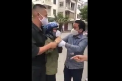 Người bán hàng rong vi phạm quy định về giãn cách xã hội. (Nguồn: Facebook)