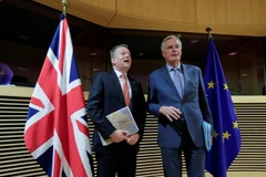 Trưởng đoàn đàm phán EU Michel Barnier (phải) và người đồng cấp Anh David Frost (trái) tại vòng đàm phán thứ nhất về thỏa thuận thương mại hậu Brexit ở Brussels, Bỉ ngày 2/3/2020. (Ảnh: AFP/TTXVN)