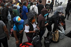 Người vô gia cư tới các khu lều tạm để ngăn chặn sự lây lan của dịch COVID-19 tại Guatemala City, Guatemala, ngày 1/4/2020. (Ảnh: AFP/TTXVN)