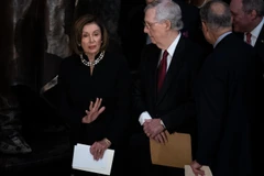Lãnh đạo đa số tại Thượng viện Mitch McConnell và Chủ tịch Hạ viện Nancy Pelosi tại một sự kiện ở Washington DC. (Ảnh: AFP/TTXVN)