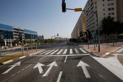 Cảnh vắng vẻ tại một tuyến phố ở Modiin, Israel trong bối cảnh các biện pháp phong tỏa được siết chặt nhằm ngăn chặn sự lây lan của dịch COVID-19 ngày 18/9/2020. (Ảnh: THX/TTXVN)