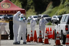 Nhân viên y tế kiểm tra các lái xe tại một trạm xét nghiệm COVID-19 lưu động ở Los Angeles, Mỹ ngày 27/3/2020. (Ảnh: THX/TTXVN)