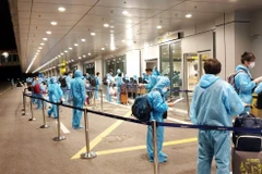 Đưa công dân Việt Nam bị mắc kẹt ở nước ngoài về nước. (Ảnh: TTXVN phát)