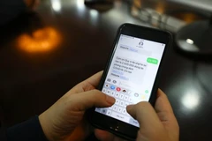 Nhắn tin ủng hộ cho công tác phòng, chống dịch bệnh COVID-19. (Ảnh: Minh Quyết/TTXVN)