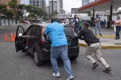 Tình trạng thiếu xăng dầu trầm trọng tại Venezuela do các lệnh trừng phạt của Mỹ. (Nguồn: Bloomberg)