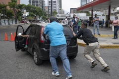 Tình trạng thiếu xăng dầu trầm trọng tại Venezuela do các lệnh trừng phạt của Mỹ. (Nguồn: Bloomberg)