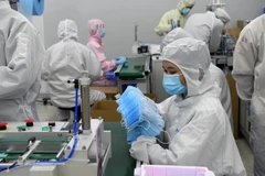 Công nhân làm việc tại xưởng sản xuất khẩu trang ở Quảng Đông, Trung Quốc ngày 17/3/2020. (Ảnh: THX/TTXVN)