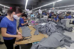 Nhiều doanh nghiệp đã có biện pháp hỗ trợ người lao động trong thời điểm dịch COVID-19 bùng phát. (Ảnh: Trần Việt/TTXVN)