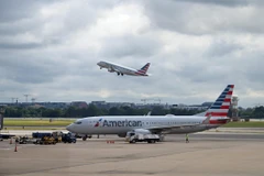 Máy bay của Hãng hàng không American Airlines tại sân bay quốc gia Ronald Reagan Washington ở Arlington, Virginia, Mỹ, ngày 10/7/2020. (Ảnh: AFP/TTXVN)