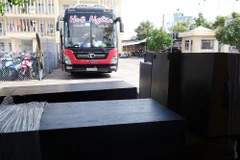 Phát hiện xe giường nằm chở số lượng lớn hàng hóa không rõ nguồn gốc