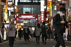 Người dân đeo khẩu trang phòng lây nhiễm COVID-19 tại Tokyo, Nhật Bản, ngày 18/11/2020. (Ảnh: Kyodo/TTXVN)