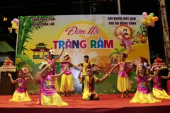 Một tiết mục do các em học sinh Trường song ngữ Nguyễn Du biểu diễn. (Ảnh: Phạm Kiên/Vietnam+)