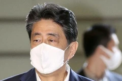 Thủ tướng Nhật Bản Shinzo Abe tới văn phòng ở Tokyo, ngày 3/8. (Ảnh: Kyodo/TTXVN)