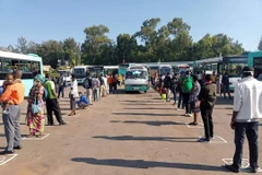 Người dân Rwanda thực hiện quy định giãn cách xã hội tại một bến xe. (Nguồn: softpower.ug)