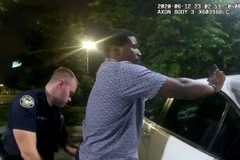 Rayshard Brooks bị cảnh sát khám xét trước khi bị bắn chết. (Nguồn: abcnews.go.com)