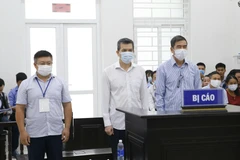 (Từ trái sang) Bị cáo Trần Khắc Hiệp, Lê Xuân Hoàng và Nguyễn Mạnh Tấn tại phiên tòa. (Ảnh: Doãn Tấn/TTXVN)