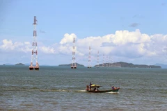 Lưới điện quốc gia ra xã đảo Tiên Hải, thành phố Hà Tiên. (Ảnh: Lê Huy Hải/TTXVN)