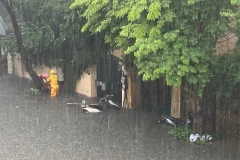 [Photo] Mưa trắng trời, nhiều tuyến phố Hà Nội ngập nặng giờ tan tầm