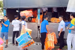 [Video] Mưa lũ miền Trung: Xử lý nghiêm việc găm hàng, đẩy giá áo phao