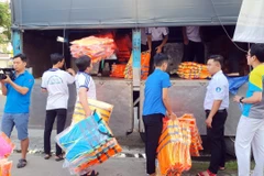 [Video] Mưa lũ miền Trung: Xử lý nghiêm việc găm hàng, đẩy giá áo phao