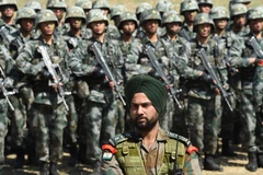 Binh sỹ Ấn Độ (phía trước) và Trung Quốc (phía sau) tham gia một cuộc diễn tập chống khủng bố tại Aundh, Pune, Ấn Độ, ngày 25/11/2016. (Ảnh: AFP/ TTXVN)